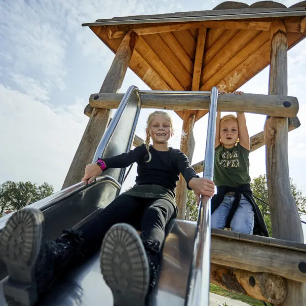 Kampeerplaats Comfort met speelelement 57 op een vakantiepark in Nederland voor kinderen